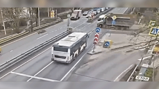 Грузовик на скорости протаранил несколько легковушек в Новой Москве: видео