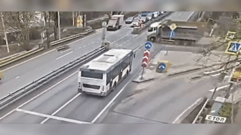 Грузовик на скорости протаранил несколько легковушек в Новой Москве: видео