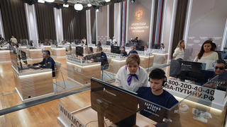 В Центре приема обращений к программе «Итоги года с Владимиром Путиным» кипит работа