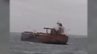 Появились кадры терпящего бедствие у берегов Болгарии танкера Kairos