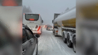 Снежный шторм парализовал движение на горнолыжном курорте в Кемеровской области