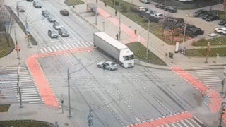 В Москве инспектор ДПС остановил фуру с водителем без сознания: видео