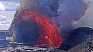 Редкое явление зафиксировали геологи во время извержения вулкана Килауэа на Гавайских островах