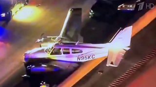 В США самолет совершил жесткую посадку на крышу автомобиля