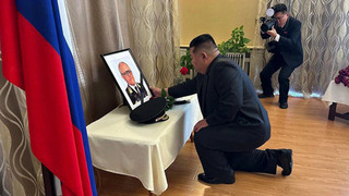 Ким Чен Ын в посольстве России в Пхеньяне почтил память посла Александра Мацегоры