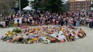 Жители Сиднея возлагают цветы к мемориалу в память о погибших в теракте: кадры