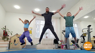 Зарядка с детьми: приседаем и прыгаем! Доброе утро. Фрагмент