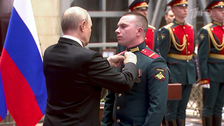 Владимир Путин вручил награды героям, освобождавшим Северск в Донецкой республике