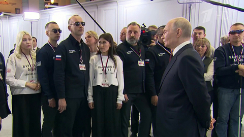 Президент встретился с волонтерами, работавшими в колл-центре программы «Итоги года с Владимиром Путиным»