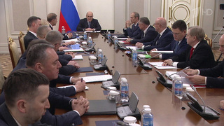 Помощь семьям с детьми стала одной из тем совещания главы правительства с заместителями