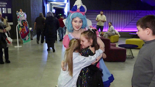 Зрители с восторгом встречают героев сказочного фильма «Буратино»