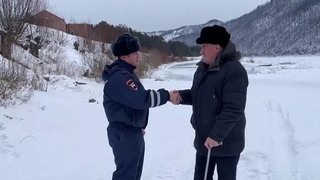 В Хакасии удалось спасти рыбака из ледяной реки