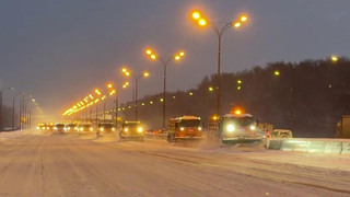 В Москве завершился снегопад, но коммунальные службы продолжают круглосуточно разгребать завалы