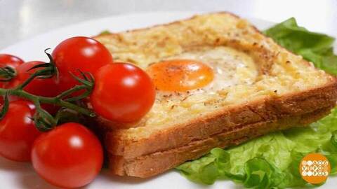 Готовим на завтрак гренки с глазуньей. Доброе утро. Фрагмент