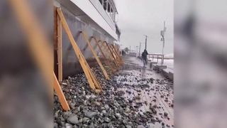 В Сочи резкое похолодание, ливни и волны высотой в несколько метров