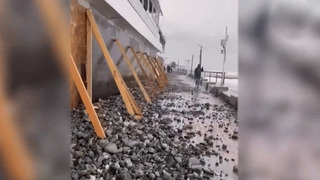 Ливни и волны высотой в несколько метров: в Сочи разбушевался шторм