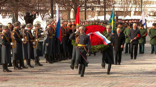 Путин возложил венок к Могиле Неизвестного Солдата в Александровском саду: видео