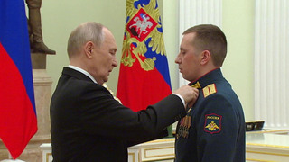 Владимир Путин вручил Золотые Звезды Героев России и Ордена Мужества нашим военным