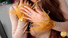 Манжеты с перьями: модное украшение своими руками. Доброе утро. Фрагмент