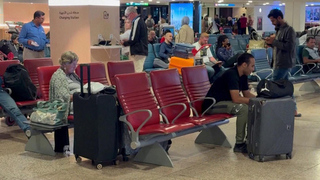 Из-за отмены стыковочных рейсов в Абу-Даби тысячи туристов оказались заблокированы в разных странах