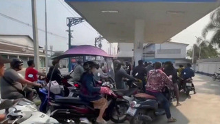 Во многих странах Азии выстраиваются очереди на заправках