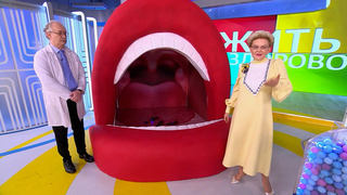 Полощем со звуком: в «Жить здорово!» объяснили, как лечить горло