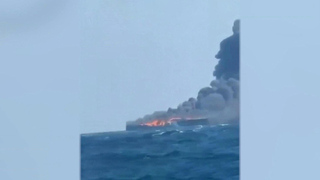 В Персидском заливе полыхает очередное судно