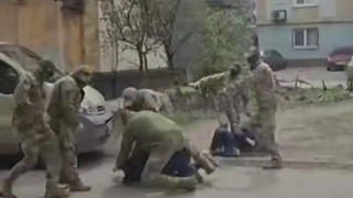 На Украине военкомы брызнули газом в машину, где находились беременная женщина