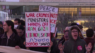 На улицы Тель-Авива вышли сотни людей с призывами прекратить боевые действия