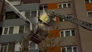 В Мытищах загорелся жилой дом, есть погибший: видео с места ЧП