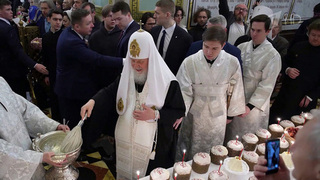 Верующие по всей стране освящают пасхальные угощения и готовятся встретить главный христианский праздник