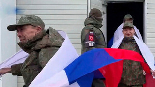 Возвращение российских военных после обмена пленными с Украиной сняли на видео