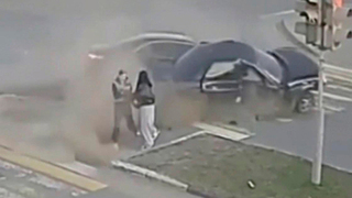 Родились в рубашке: летящие в сантиметрах от пешеходов легковушки попали на видео