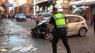 Момент наезда автомобиля на толпу в итальянском городе Модена попал на видео