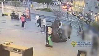Самокатчика, который сбил ребенка у Московского зоопарка, вычислили по камерам