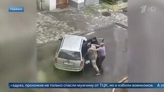 Пенсионер оттащил сотрудника ТЦК от призывника на Украине: видео
