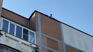 Появились кадры с места падения осколков БПЛА на дом в Тверской области