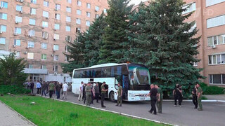 Российский МИД организовал поездку иностранных журналистов к общежитию в Старобельске