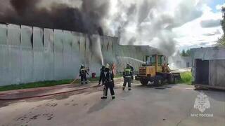 Появились кадры пожара на мебельном складе в Долгопрудном