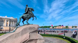 В Санкт-Петербурге в честь 323-летия города возложили цветы к памятнику Петру I