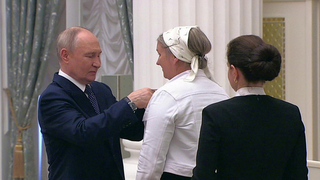 В Международный день защиты детей Владимир Путин вручил государственные награды многодетным родителям