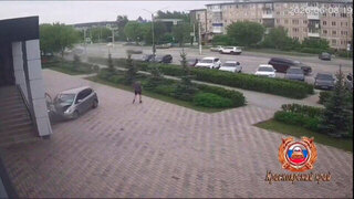 В Ачинске непристегнутый водитель влетел в здание: видео