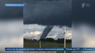 В нескольких регионах РФ из-за ударов молний сгорели дома: кадры