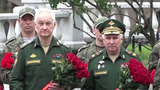 Глава Минобороны Андрей Белоусов вместе с участниками спецоперации возложили цветы к Вечному огню