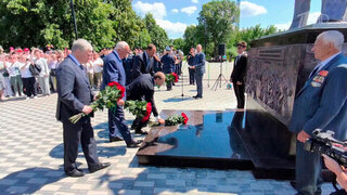 В Ульяновске сегодня открыли памятник молодым строителям и авиастроителям