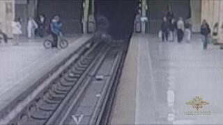 Велосипедист перепрыгнул с одной платформы московского метро на другую: видео