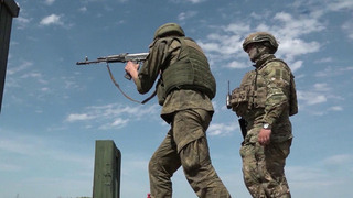 На полигоне в Московской области опытные инструкторы готовят добровольцев