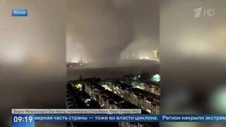Сдувает и смывает: опубликованы кадры последствий торнадо и ливней в Китае
