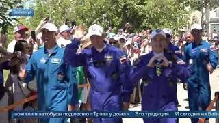 Экипаж «Союза» проводили на площадку Байконура под песню «Трава у дома»