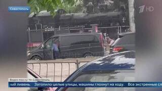 Машины глохнут в воде: очевидцы показали последствия ливня в Севастополе